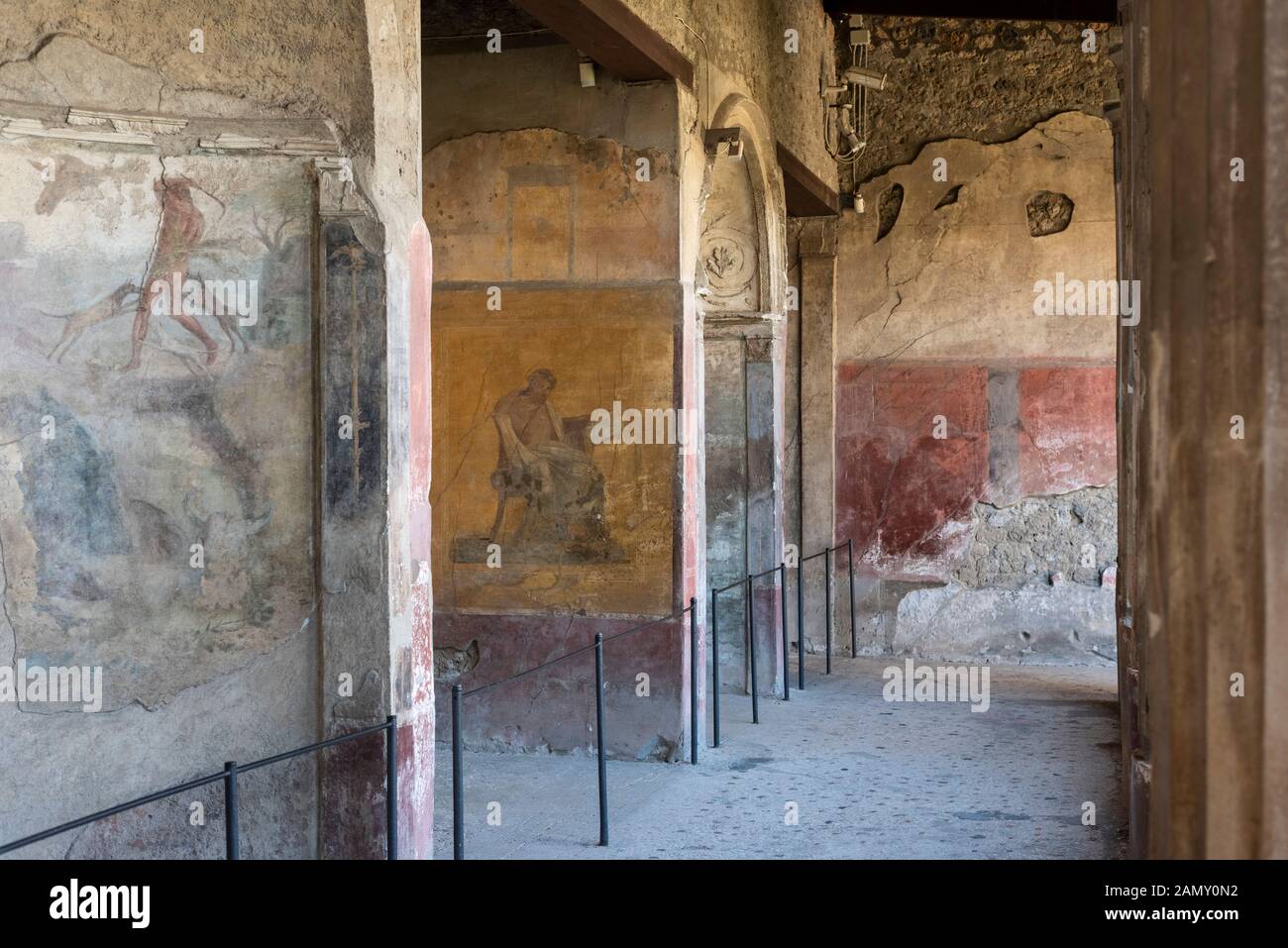 Pompei. Italien. Archäologische Stätte von Pompeji. Haus von Menander (Casa del Menandro). Mit Deckenfresken bemalte Wände im hinteren Teil des Peristils, dem zentralen Fresko Stockfoto