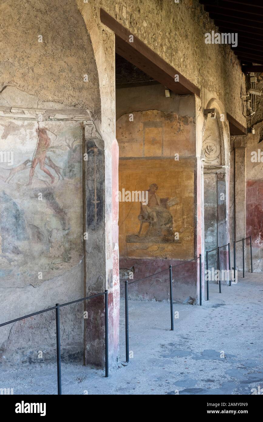 Pompei. Italien. Archäologische Stätte von Pompeji. Haus von Menander (Casa del Menandro). Mit Deckenfresken bemalte Wände im hinteren Teil des Peristils, dem zentralen Fresko Stockfoto