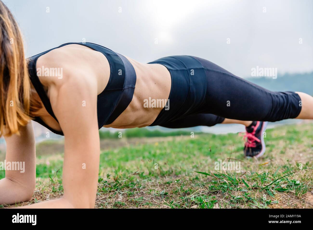 Weibliche Athleten Schulung Plank Stockfoto