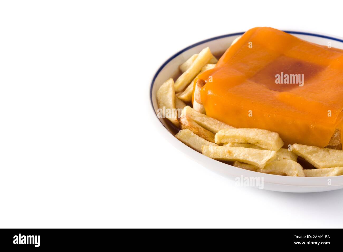 Typisch portugiesische Francesinha-Sandwich mit pommes frites isoliert auf weißem Hintergrund. Kopierbereich Stockfoto