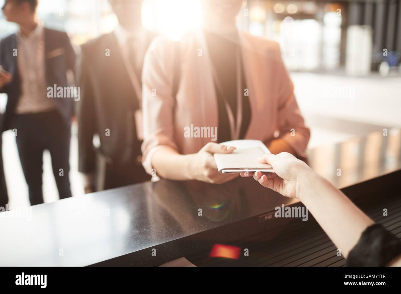 Nahaufnahme der Geschäftsfrau steht in der Nähe der Rezeption und die Broschüre für Business Konferenzen. Stockfoto