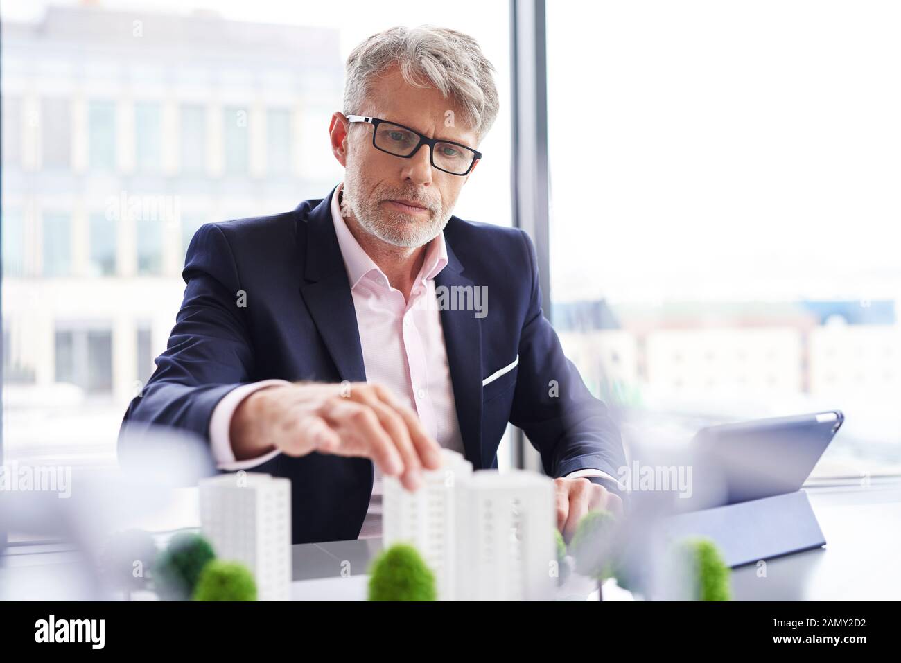 Fokussierter Geschäftsmann, der nach neuen Lösungen sucht Stockfoto