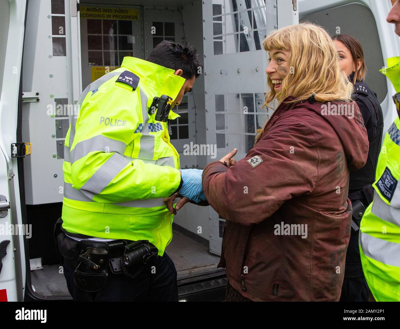 Sarah Green, eine HS2-Protestantin, wird von der Polizei weggeführt, nachdem sie einen Baum in der Nähe eines Standorts an der Dews Lane, Uxbridge, erklimmt hat. Stockfoto