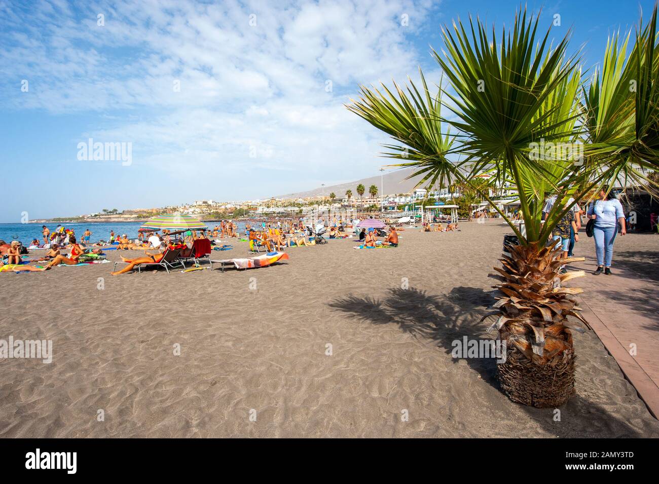 KANARENINSEL TENERA, SPANIEN - 26 DEC, 2019: Touristen liegen und entspannen am Strand namens playa de torviscas. Stockfoto