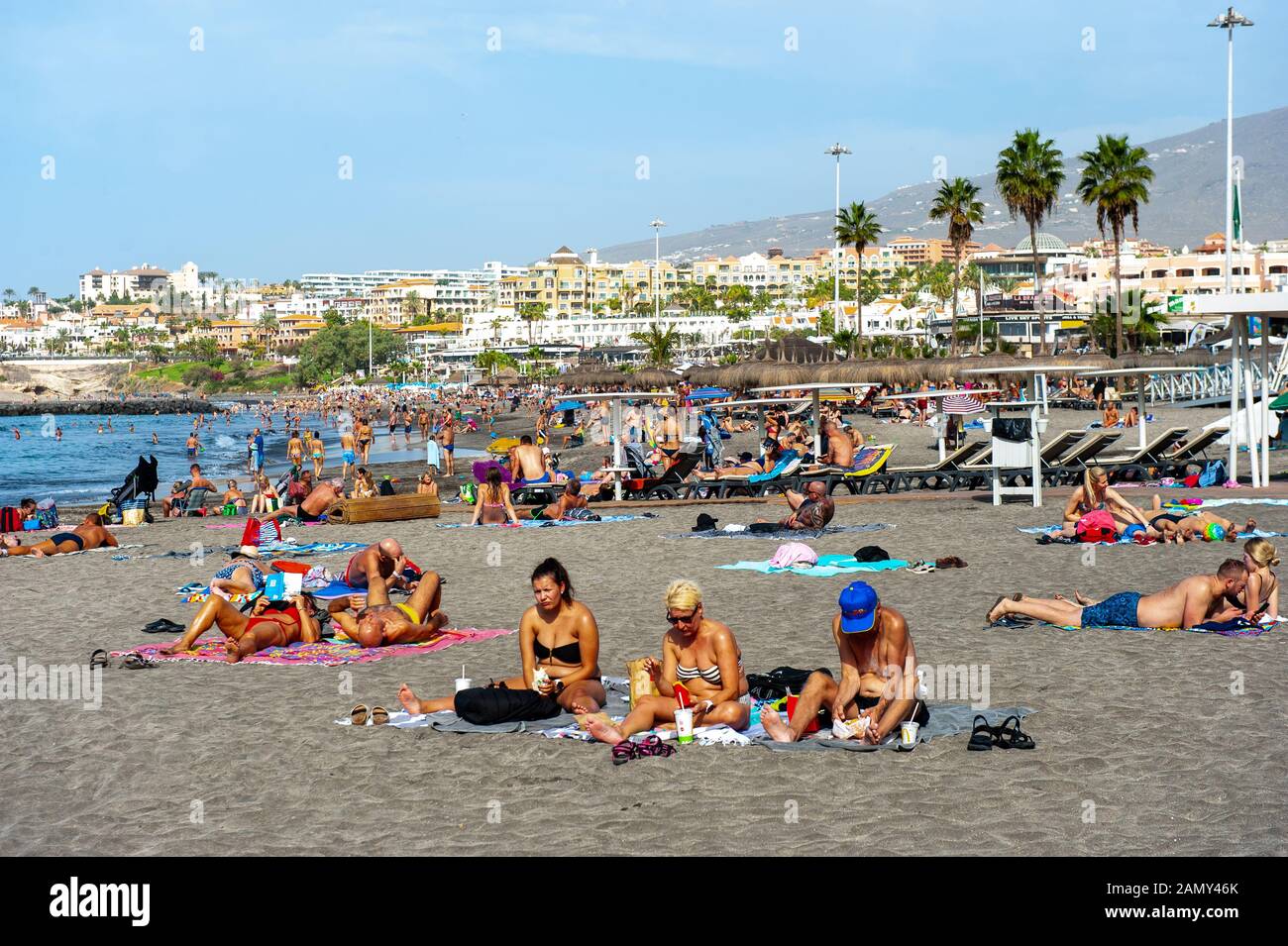 KANARENINSEL TENERA, SPANIEN - 26 DEC, 2019: Touristen liegen und entspannen am Strand namens playa de torviscas. Stockfoto