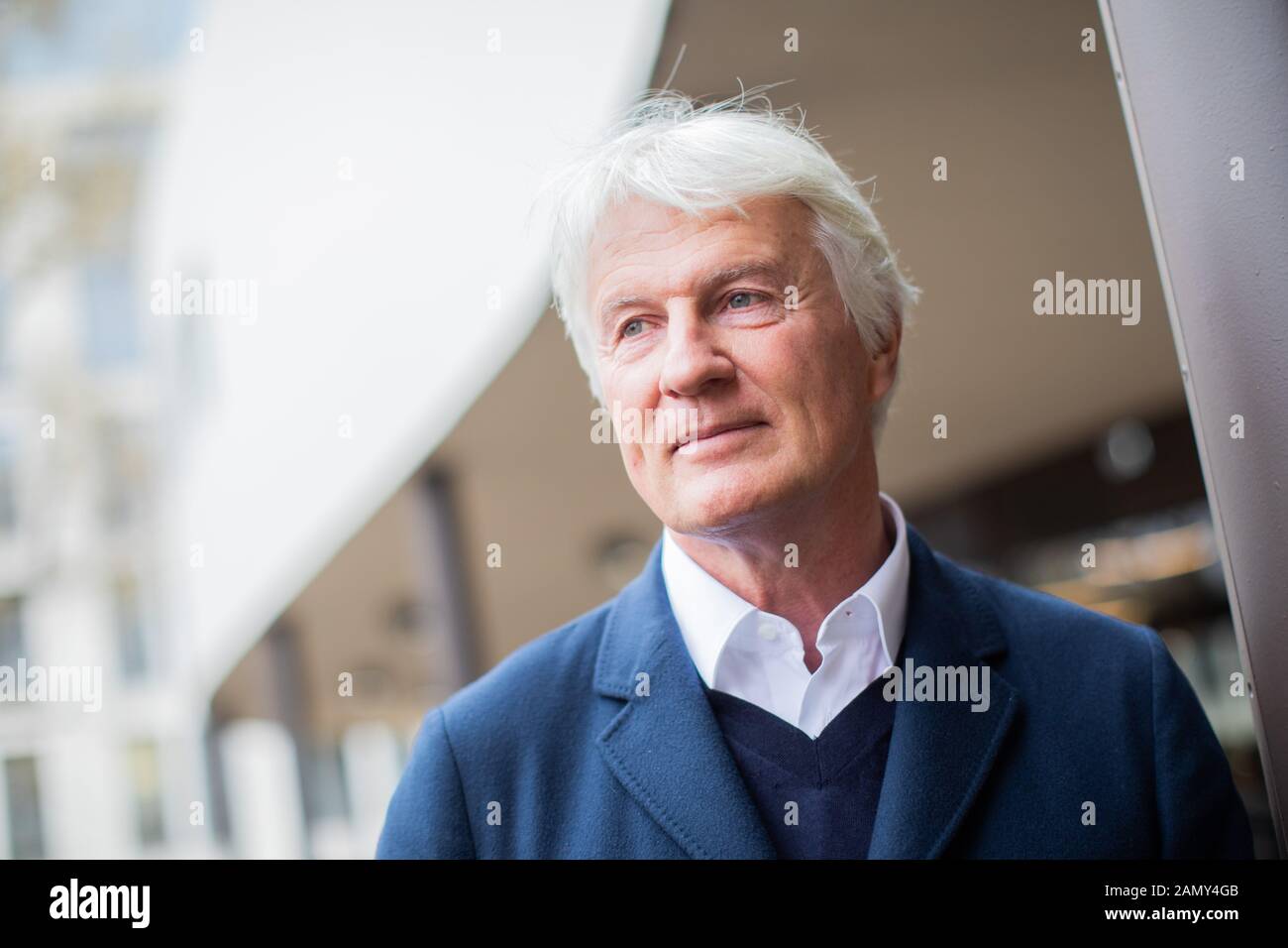 Düsseldorf, Deutschland. Januar 2020. Vor dem noch sanierten Theater steht der Architekt Christoph Ingenhoven. Das unter Denkmalschutz stehende Gebäude wurde vor 50 Jahren, am 16.1.1970, eröffnet. Das Theater feiert das Jubiläum mit einem Festakt. Credit: Rolf Vennenbernd / dpa / Alamy Live News Stockfoto