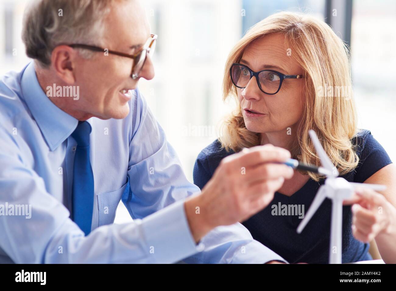 Geschäftspartner stehen von Angesicht zu Angesicht Stockfoto