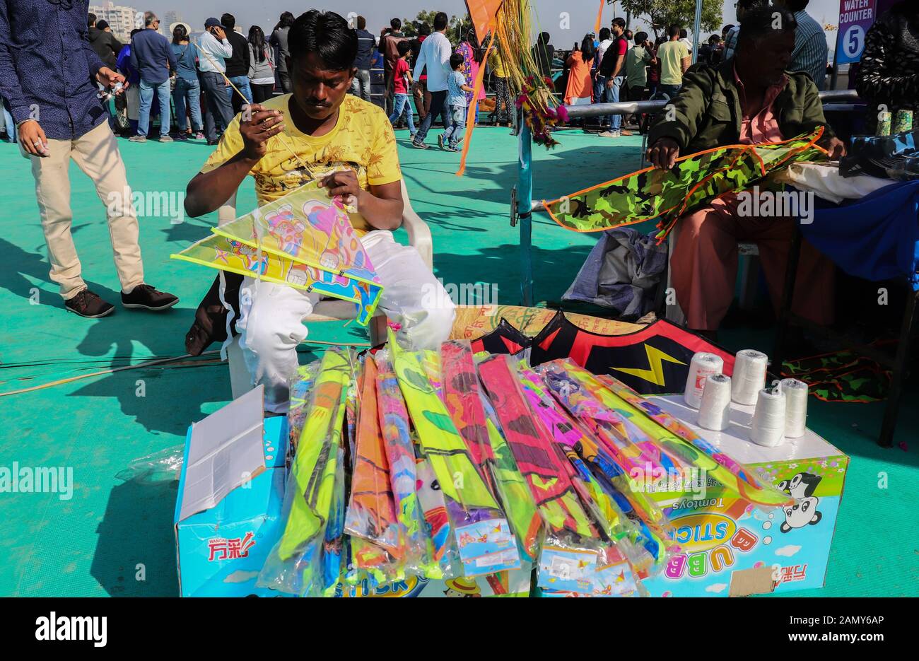 Ein Mann Verkauf von Drachen an der Sabarmati riverfront während Makar Sankranti/Uttarayan Festival - Ahmedabad Stockfoto