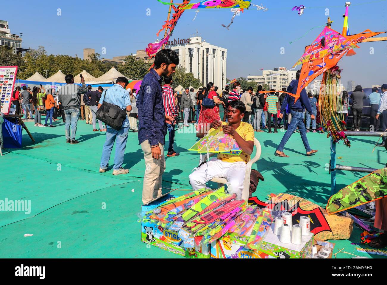 Ein Mann Verkauf von Drachen an der Sabarmati riverfront während Makar Sankranti/Uttarayan Festival - Ahmedabad Stockfoto