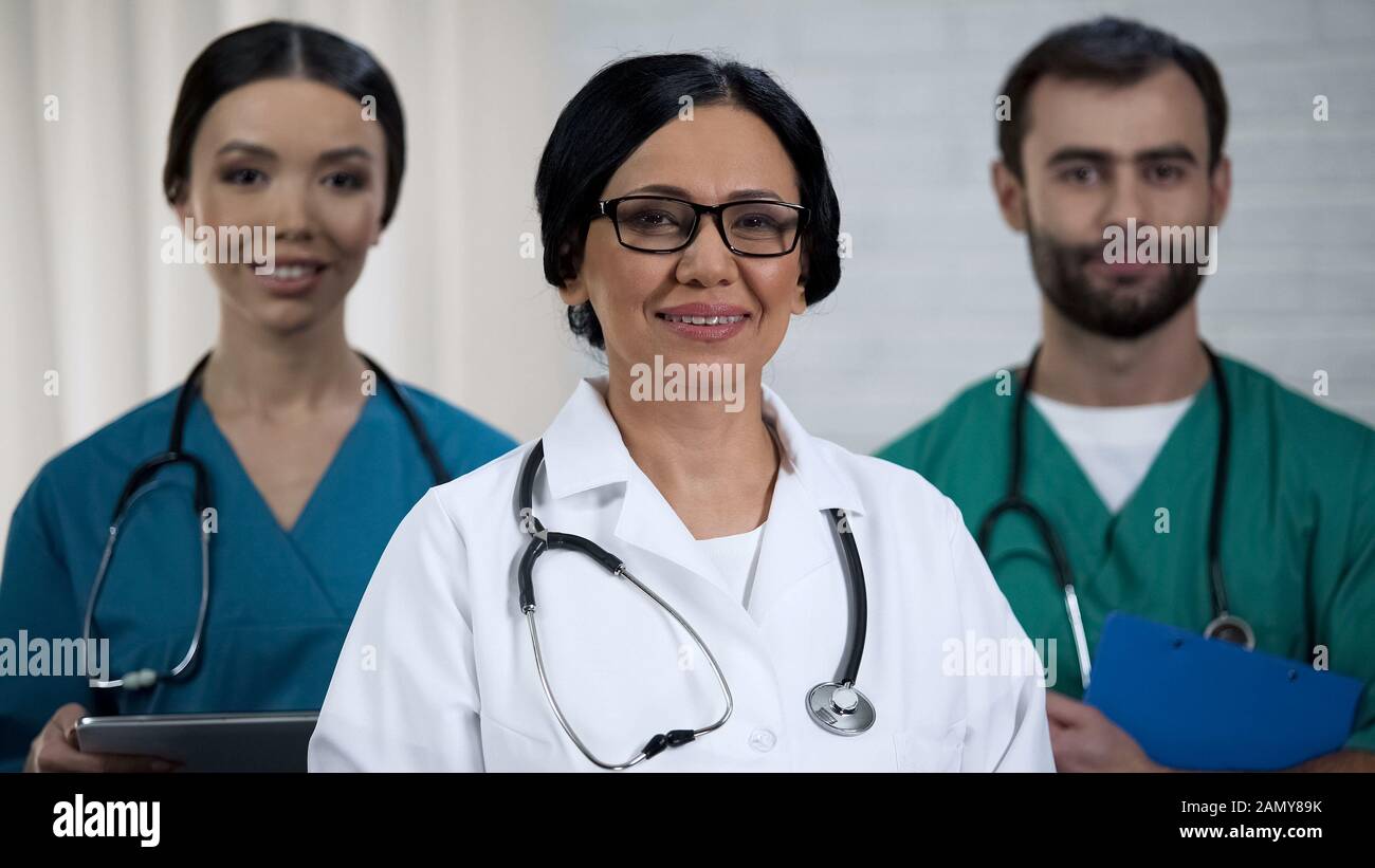Freundliches medizinisches Team, Spezialarzt und Pflegepersonal Stockfoto