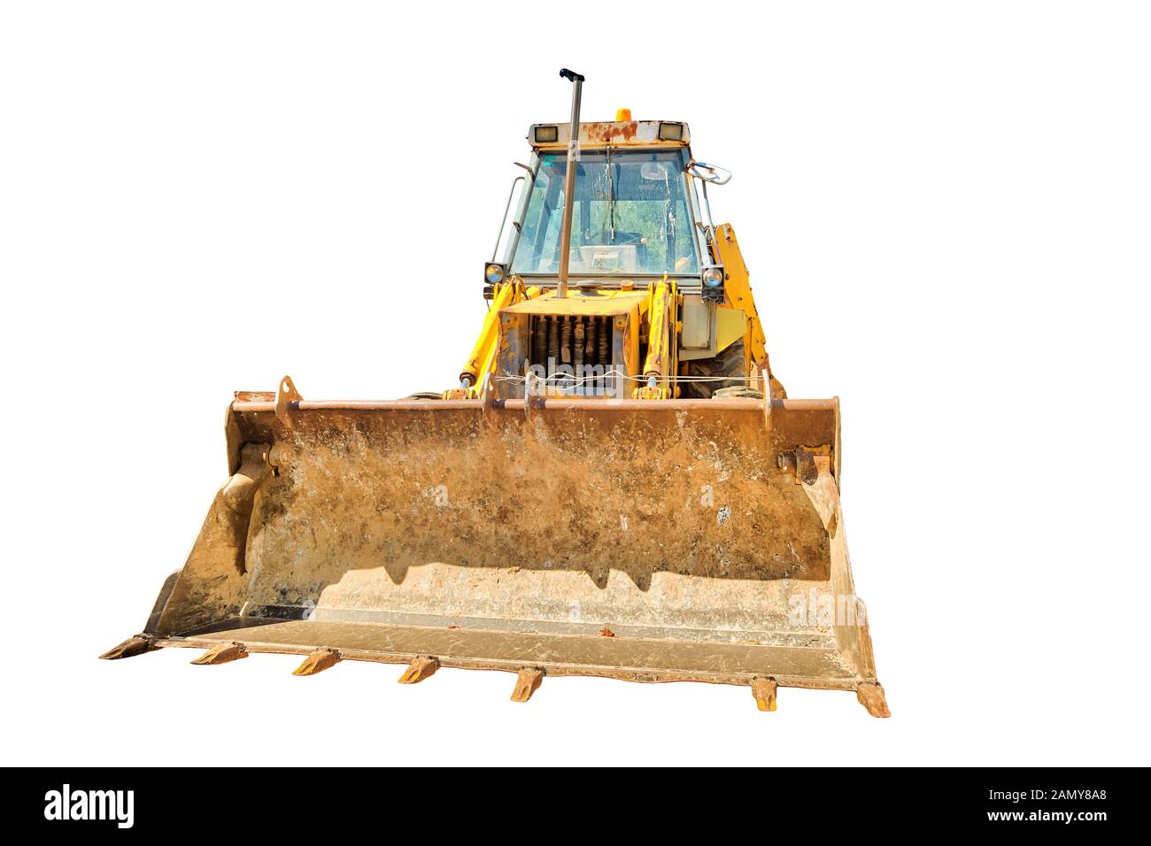 Vorderansicht des gelben Baggers für Gebäude in der Baustelle. Isoliert auf weißem Hintergrund mit Kopierbereich. Laufende Arbeiten, Industriemaschine. Stockfoto