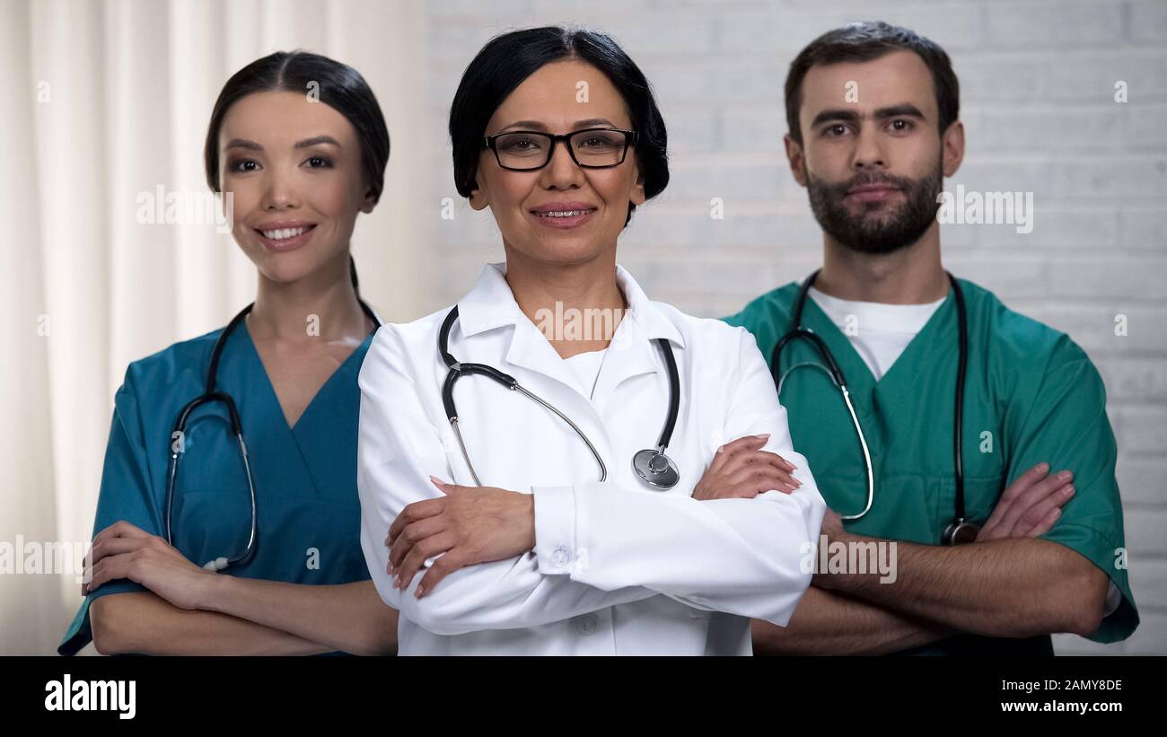Medizinisches Personal lächelt an der Kamera, dem Gesundheitssystem und der Versicherungspolice Stockfoto