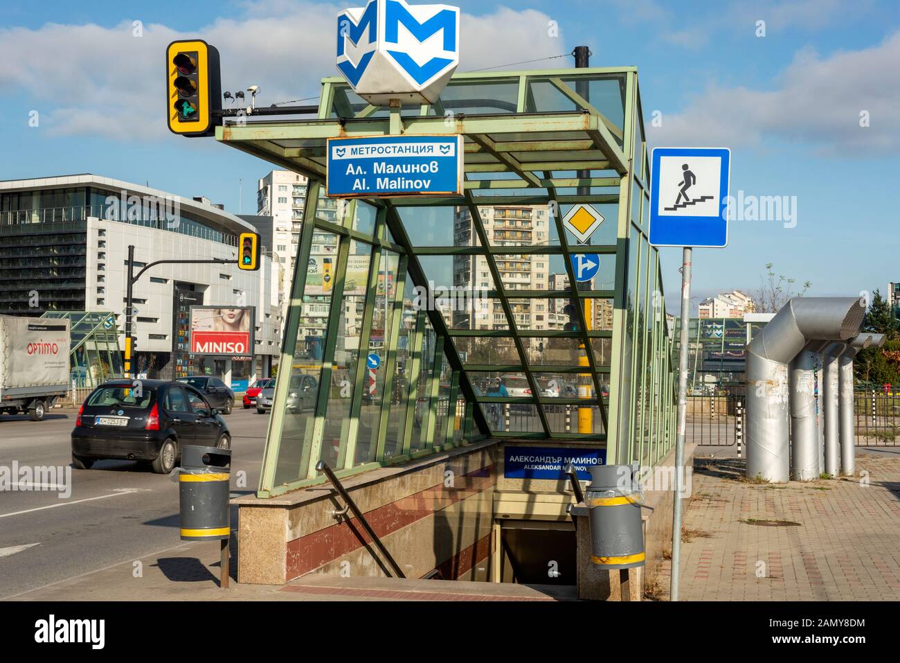 Blick auf die Straße mit typischem Aluminium- und Glaseingang zur U-Bahn- oder U-Bahn-Station in Sofia, Bulgarien, Osteuropa, Balkan, EU Stockfoto