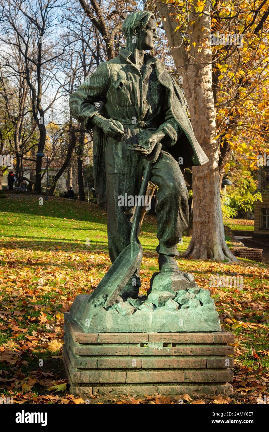 Statue von Nikola Vaptsarov als sozialistische Kunst im königlichen Garten in Sofia, Bulgarien, Osteuropa, Balkan, EU Stockfoto