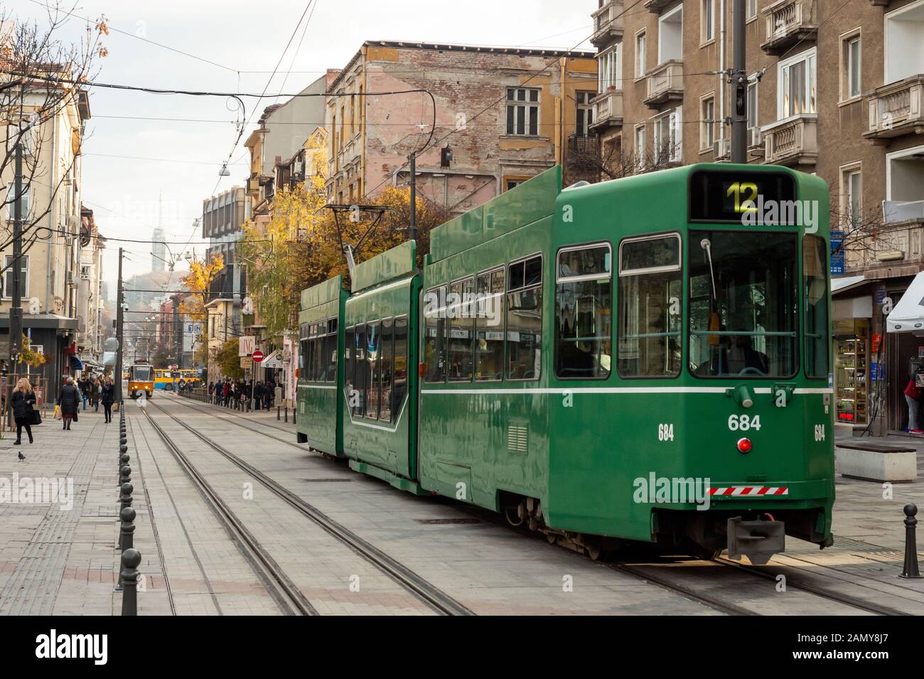 Blick auf die grüne Straßenbahn BE 4/6 S Schindler/Siemens auf der Straßenbahn Graf Ignatiev Street in Sofia, Bulgarien, Osteuropa, Balkan, EU Stockfoto