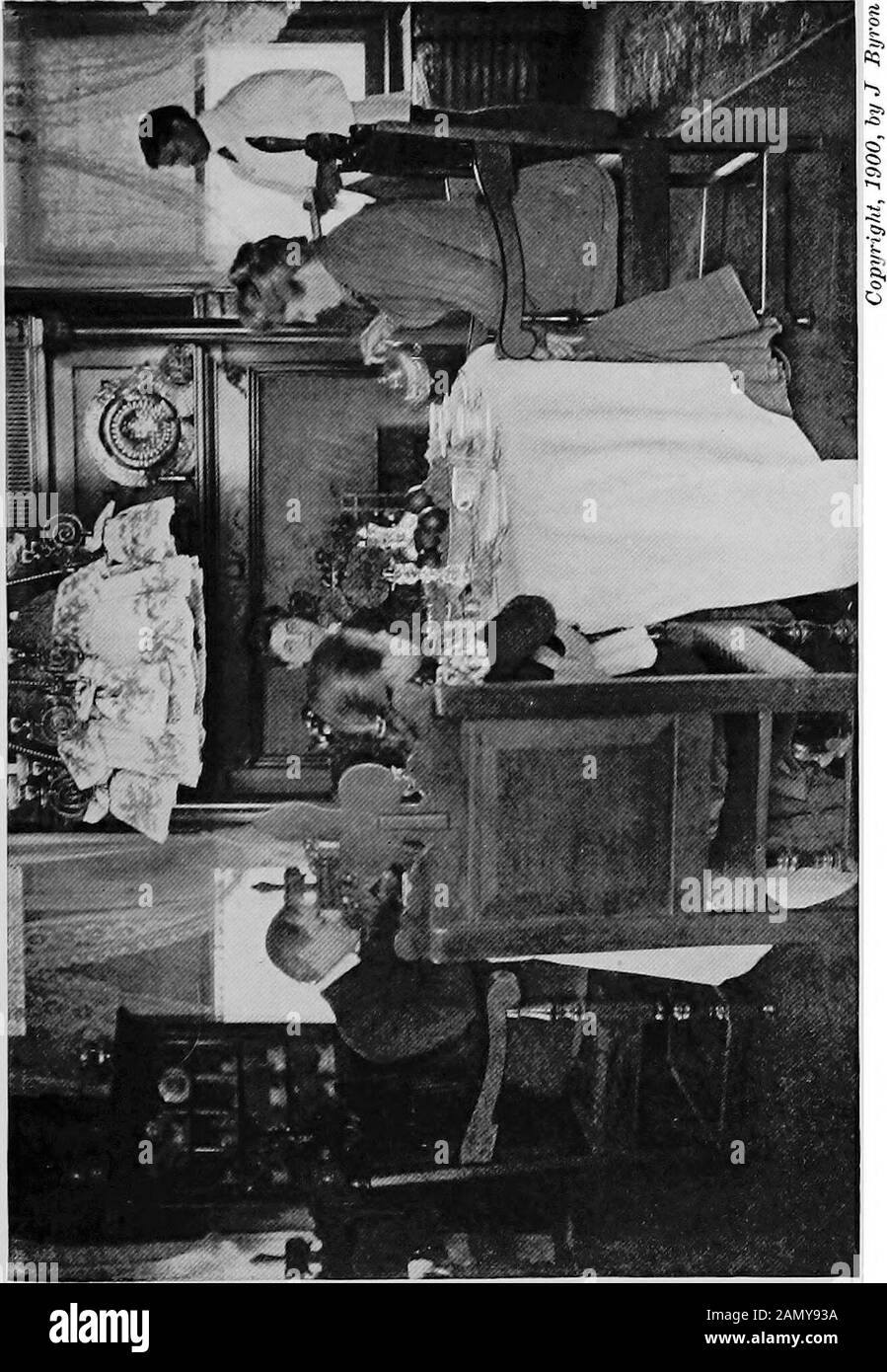 Berühmte Schauspieler und ihre Häuser. Spielte, saidhe, ich sah nichts als Shakespeare-Sessellippen, und ich dachte, was für ein neunzigjähriger ich hatte[165] BERÜHMTE SCHAUSPIELER waren es nicht, ein Dutzend von Thosechairs für unseren Speisesaal gekauft zu haben. Ich könnte nicht am nächsten Morgen warten, um zu kommen, also saß ich die ganze Nacht auf und las; und hell und früh um 8A. M., ich war in diesem Geschäft. "Ich hätte Angst, dass jemand vor mir hinkommt", wissen Sie. Igot em - dreizehn von em. Ich wusste, dass Frau Wilson, als sie zu Hause ankam, mich so gerne anfeuerte, bis sie wusste, was sie war, dann fühlte sie sich an, mich zu küssen. Und jetzt rund um den Wilson Dining Stockfoto