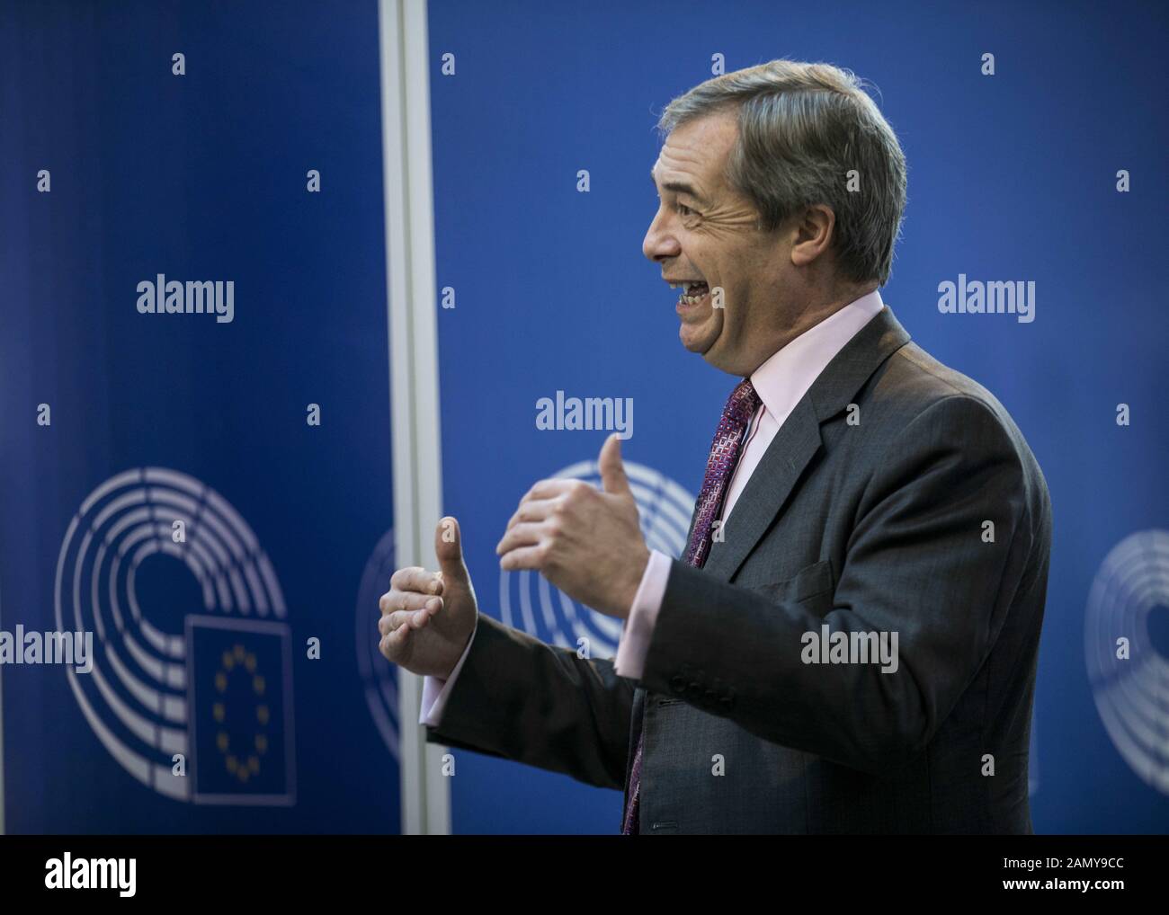 15. Januar 2020: Nigel Farage, der Vorsitzende der Brexit Party, beantwortet Reporter am Mittwoch, 15. Januar 2020, in Straßburg, Ostfrankreich. Nigel Farage, der selbsterklärte "pantomimische Schurke" von Brexit, verlässt diese Woche sein Lieblingstheater "", das parlament der Europäischen Union in Straßburg "" mit einem Gefühl der Mission. (Bild: © Elyxandro CegarraZUMA Draht) Stockfoto