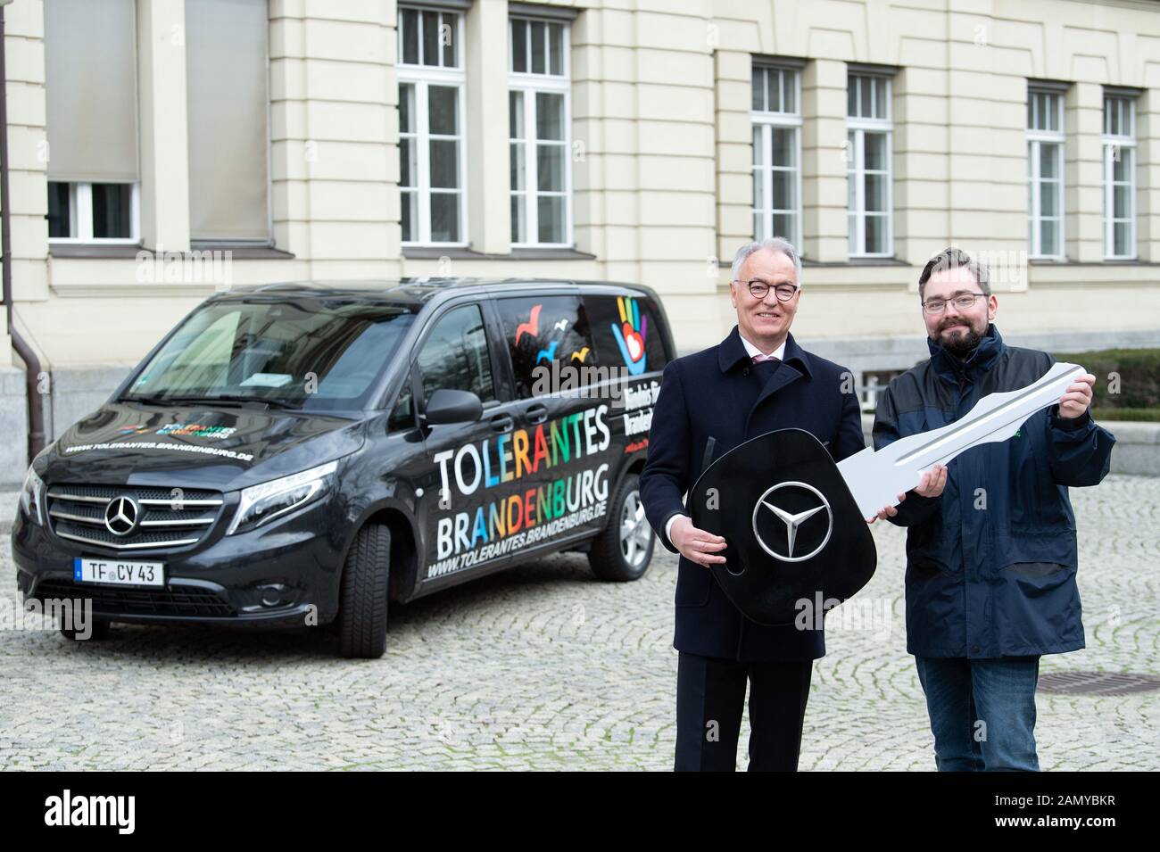 15. Januar 2020, Brandenburg, Potsdam: Denny Marquardt (r) von der Koordinierungsstelle "Tolerantes Brandenburg" und Hans-Bahne Hansen, Direktor der Mercedes-Benz Niederlassung in Berlin, stehen mit einem symbolischen Autoschlüssel vor dem neuen "Demokratie-Mobil". Mit dem Fahrzeug wollen "Tolerantes Brandenburg" und "Allianz für Brandenburg" auf Stadtfesten, Sportveranstaltungen, Musikveranstaltungen und Aktionen gegen rechtsextremistische und antialsyllische Märsche präsent sein. Seit 2009 wird jedes Jahr ein neues Fahrzeug von der Mercedes-Benz Niederlassung Berlin bereitgestellt. Foto: Soeren Stache / dpa-Zentralbild / ZB Stockfoto