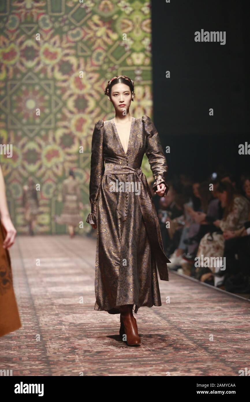 Deutschland, Berlin, 15.01.2020. Lena Hoschek Kollektionen auf der Mercedes-Benz Fashion Week (MBFW) Herbst/Winter 2020 im Kraftwerk Berlin in Berlin-Mitte. Das Bild zeigt Modelle mit der Sammlung von Lena Hoschek. Stockfoto