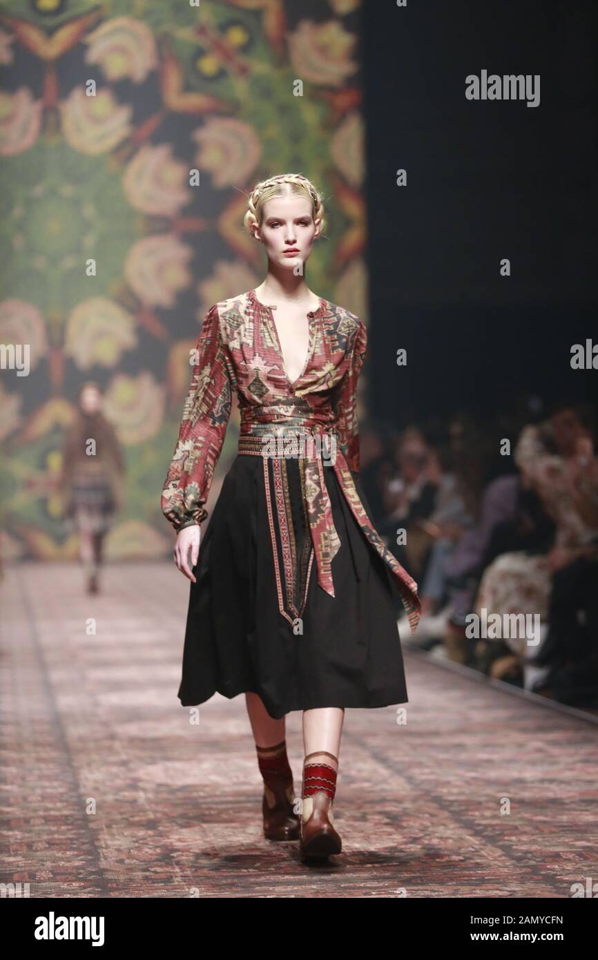 Deutschland, Berlin, 15.01.2020. Lena Hoschek Kollektionen auf der Mercedes-Benz Fashion Week (MBFW) Herbst/Winter 2020 im Kraftwerk Berlin in Berlin-Mitte. Das Bild zeigt Modelle mit der Sammlung von Lena Hoschek. Stockfoto