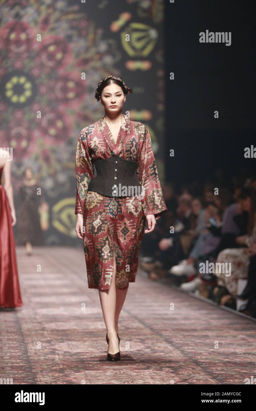 Deutschland, Berlin, 15.01.2020. Lena Hoschek Kollektionen auf der Mercedes-Benz Fashion Week (MBFW) Herbst/Winter 2020 im Kraftwerk Berlin in Berlin-Mitte. Das Bild zeigt Modelle mit der Sammlung von Lena Hoschek. Stockfoto