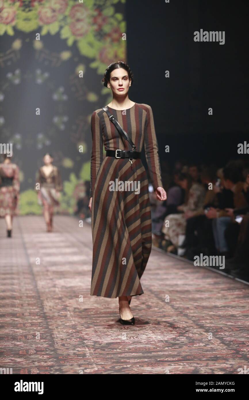 Deutschland, Berlin, 15.01.2020. Lena Hoschek Kollektionen auf der Mercedes-Benz Fashion Week (MBFW) Herbst/Winter 2020 im Kraftwerk Berlin in Berlin-Mitte. Das Bild zeigt Modelle mit der Sammlung von Lena Hoschek. Stockfoto