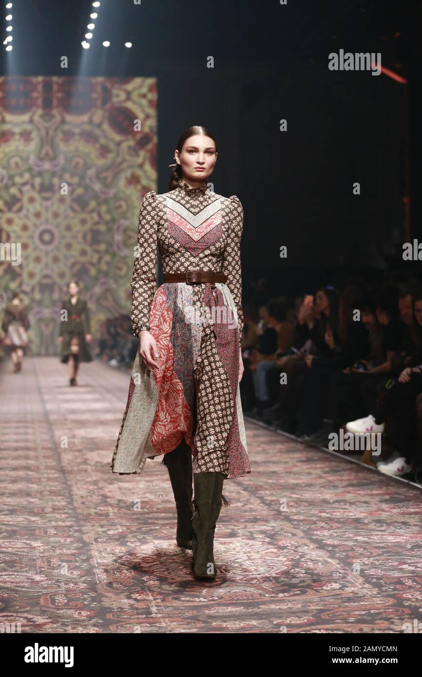 Deutschland, Berlin, 15.01.2020. Lena Hoschek Kollektionen auf der Mercedes-Benz Fashion Week (MBFW) Herbst/Winter 2020 im Kraftwerk Berlin in Berlin-Mitte. Das Bild zeigt Modelle mit der Sammlung von Lena Hoschek. Stockfoto