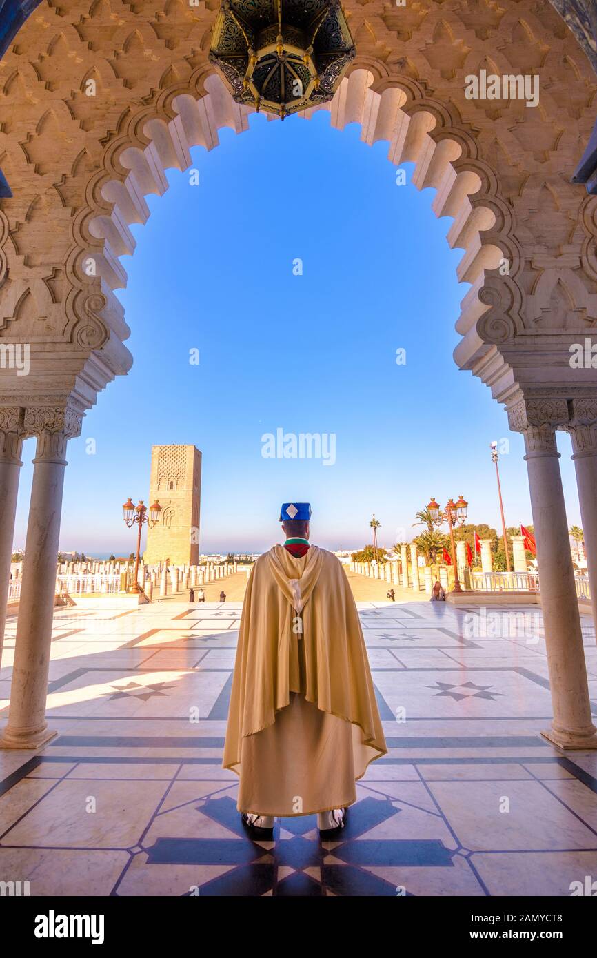 Schönen Platz mit Hassan Turm am Mausoleum von Mohammed V, Rabat, Marokko Stockfoto