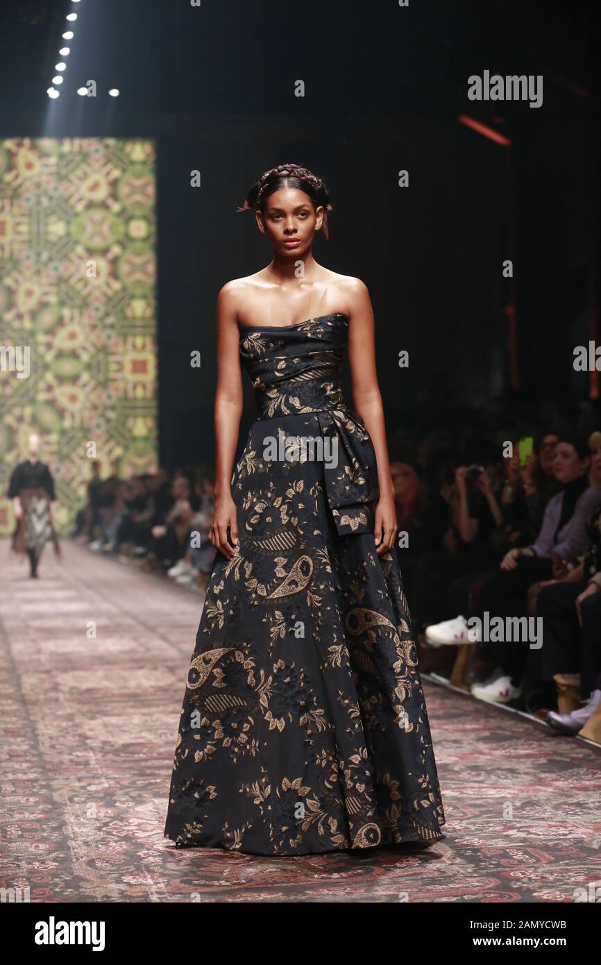 Deutschland, Berlin, 15.01.2020. Lena Hoschek Kollektionen auf der Mercedes-Benz Fashion Week (MBFW) Herbst/Winter 2020 im Kraftwerk Berlin in Berlin-Mitte. Das Bild zeigt Modelle mit der Sammlung von Lena Hoschek. Stockfoto