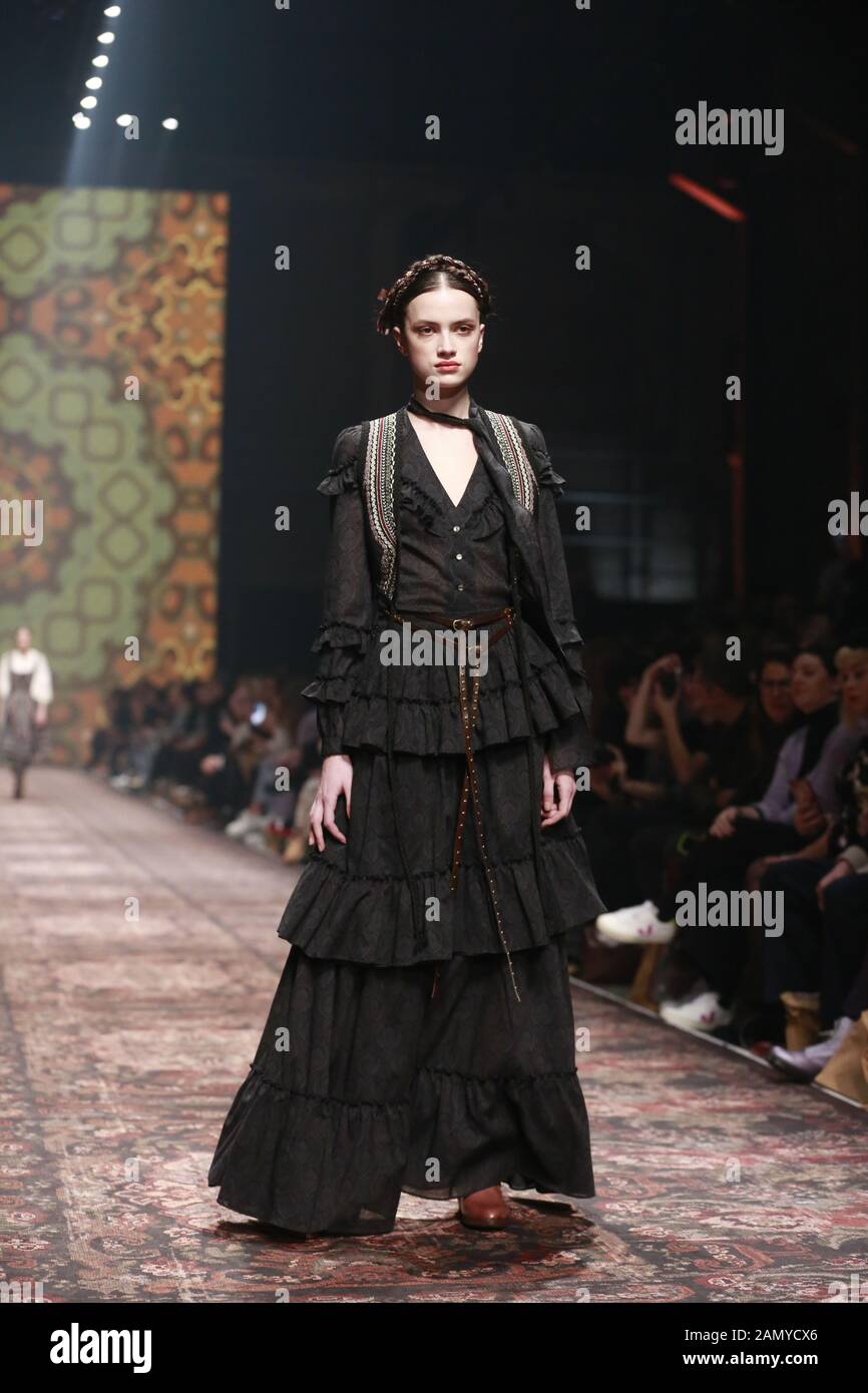 Deutschland, Berlin, 15.01.2020. Lena Hoschek Kollektionen auf der Mercedes-Benz Fashion Week (MBFW) Herbst/Winter 2020 im Kraftwerk Berlin in Berlin-Mitte. Das Bild zeigt Modelle mit der Sammlung von Lena Hoschek. Stockfoto