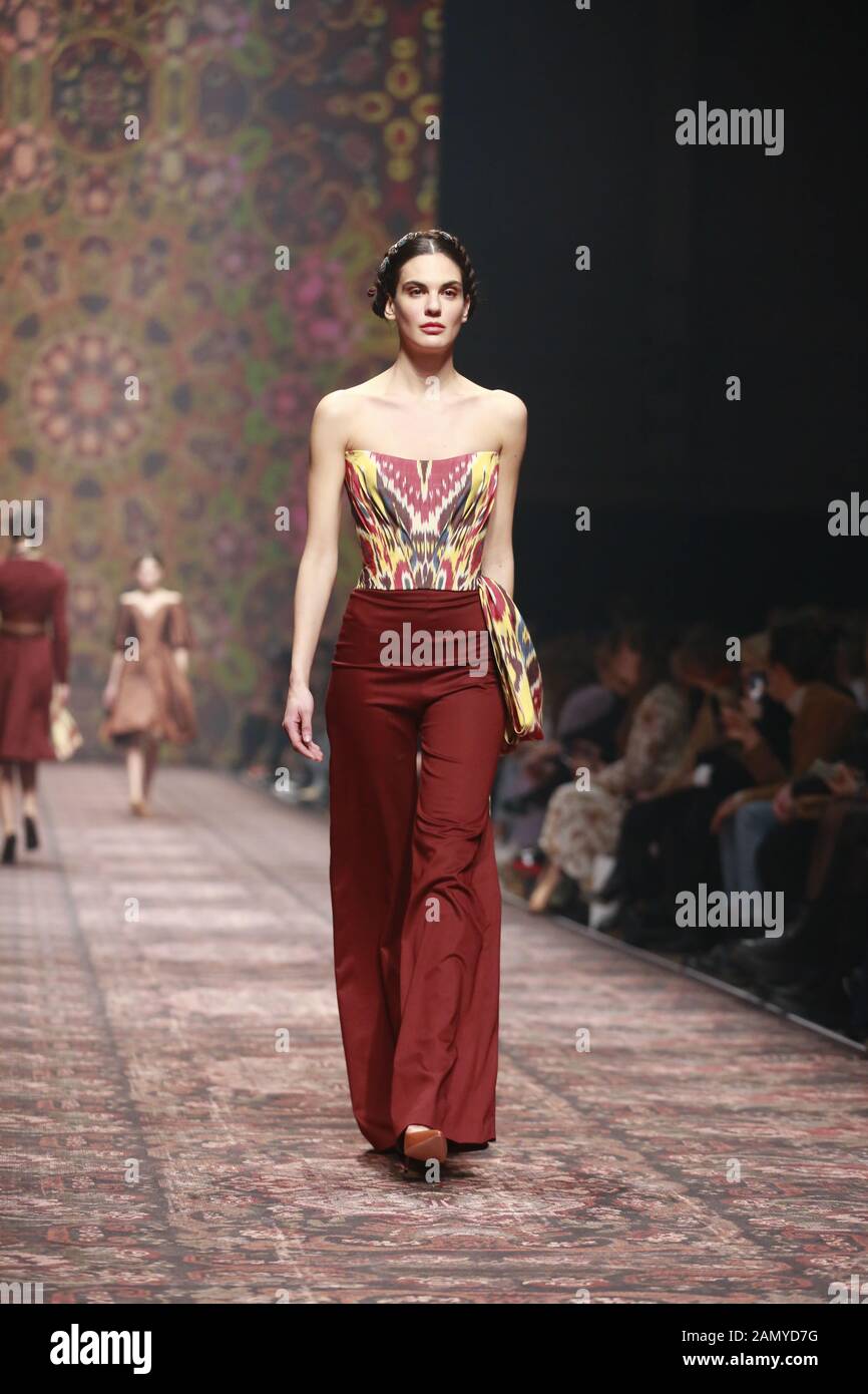 Deutschland, Berlin, 15.01.2020. Lena Hoschek Kollektionen auf der Mercedes-Benz Fashion Week (MBFW) Herbst/Winter 2020 im Kraftwerk Berlin in Berlin-Mitte. Das Bild zeigt Modelle mit der Sammlung von Lena Hoschek. Stockfoto