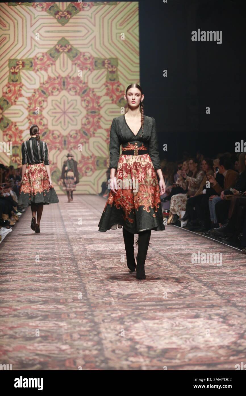 Deutschland, Berlin, 15.01.2020. Lena Hoschek Kollektionen auf der Mercedes-Benz Fashion Week (MBFW) Herbst/Winter 2020 im Kraftwerk Berlin in Berlin-Mitte. Das Bild zeigt Modelle mit der Sammlung von Lena Hoschek. Stockfoto