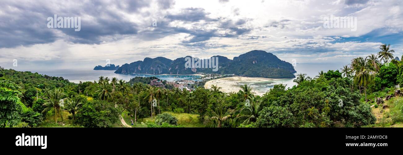 Panoramablick auf Phi Phi Island aus Sicht 2. Phi Phi Pier, Loh Dalum Beach, Ao Tonsai Beach und die umliegenden Berge sehen kann. Stockfoto