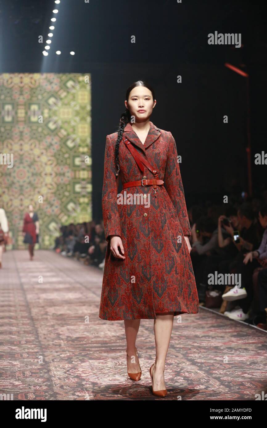 Deutschland, Berlin, 15.01.2020. Lena Hoschek Kollektionen auf der Mercedes-Benz Fashion Week (MBFW) Herbst/Winter 2020 im Kraftwerk Berlin in Berlin-Mitte. Das Bild zeigt Modelle mit der Sammlung von Lena Hoschek. Stockfoto