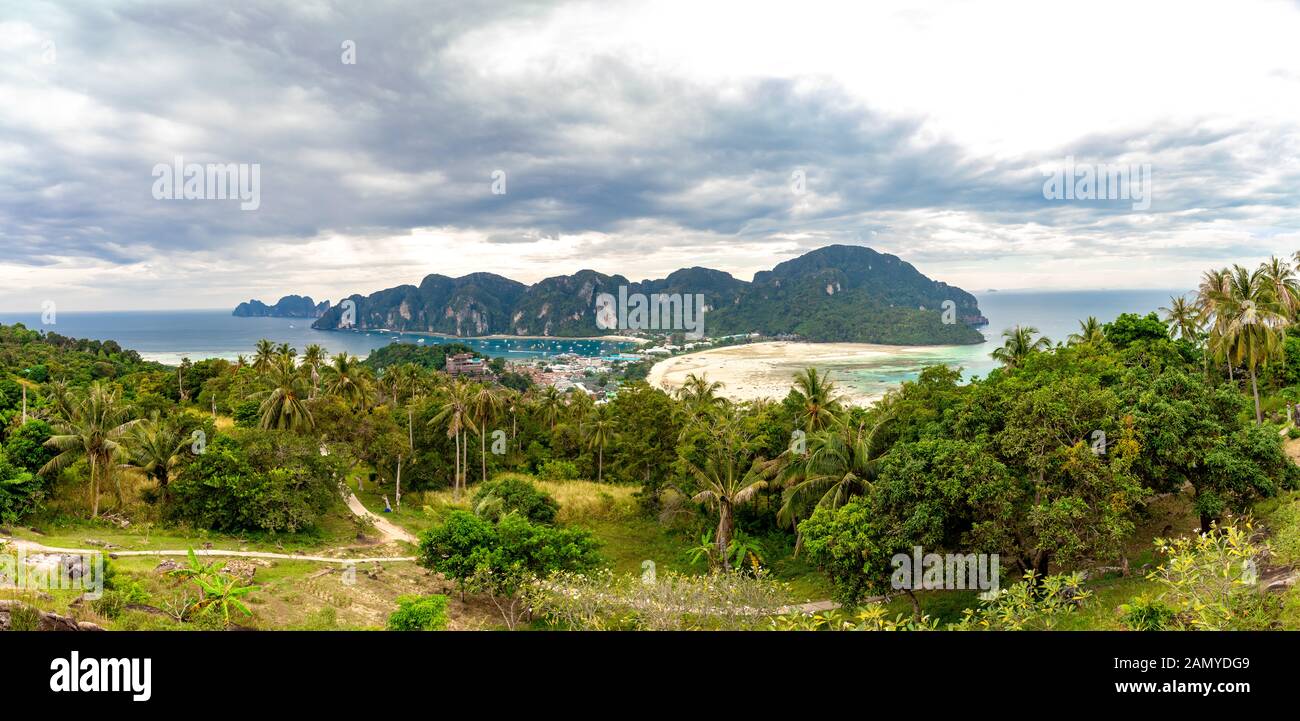 Panoramablick auf Phi Phi Island aus Sicht 2. Phi Phi Pier, Loh Dalum Beach, Ao Tonsai Beach und die umliegenden Berge sehen kann. Stockfoto