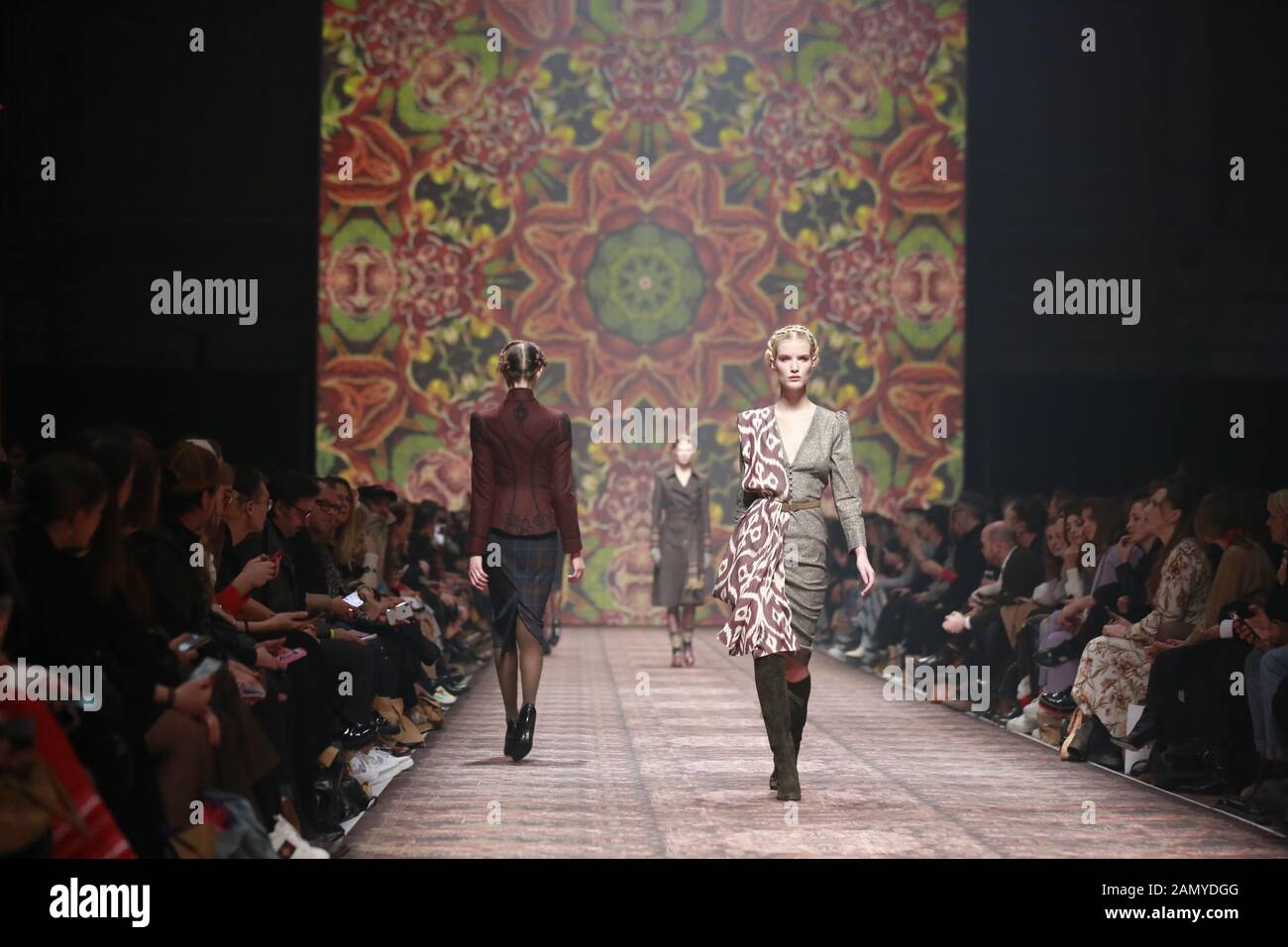 Deutschland, Berlin, 15.01.2020. Lena Hoschek Kollektionen auf der Mercedes-Benz Fashion Week (MBFW) Herbst/Winter 2020 im Kraftwerk Berlin in Berlin-Mitte. Das Bild zeigt Modelle mit der Sammlung von Lena Hoschek. Stockfoto