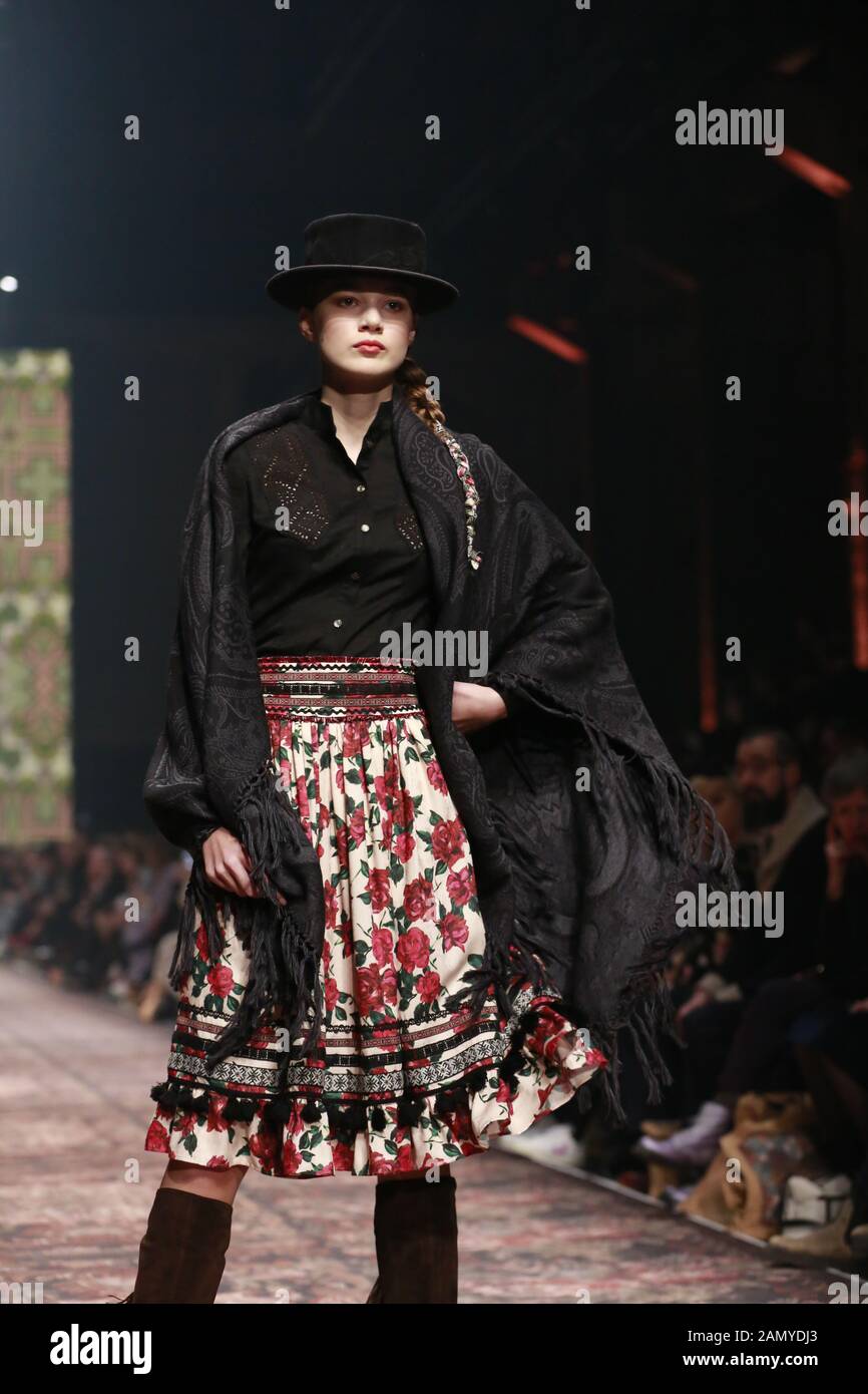 Deutschland, Berlin, 15.01.2020. Lena Hoschek Kollektionen auf der Mercedes-Benz Fashion Week (MBFW) Herbst/Winter 2020 im Kraftwerk Berlin in Berlin-Mitte. Das Bild zeigt Modelle mit der Sammlung von Lena Hoschek. Stockfoto