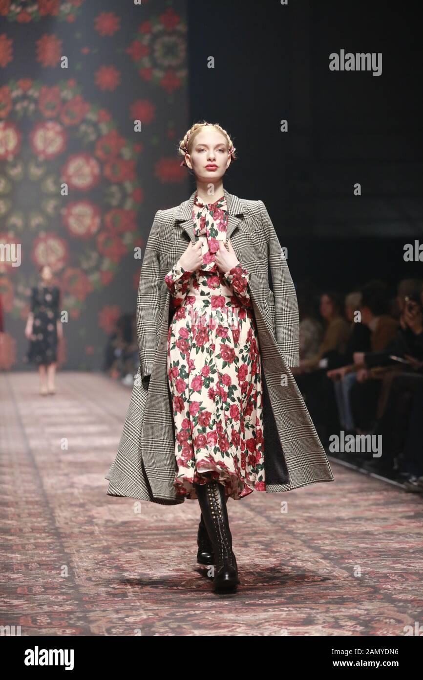Deutschland, Berlin, 15.01.2020. Lena Hoschek Kollektionen auf der Mercedes-Benz Fashion Week (MBFW) Herbst/Winter 2020 im Kraftwerk Berlin in Berlin-Mitte. Das Bild zeigt Modelle mit der Sammlung von Lena Hoschek. Stockfoto