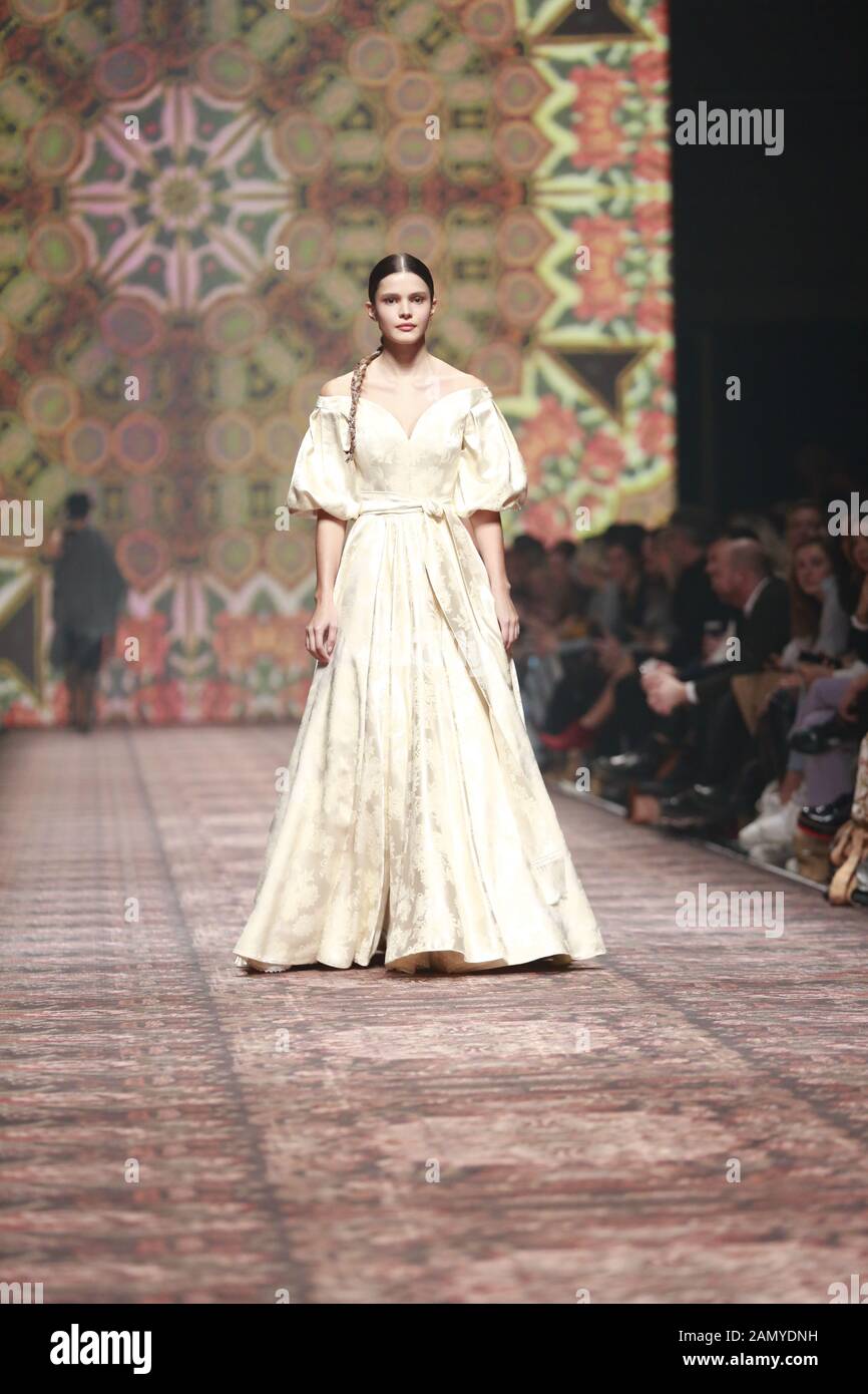 Deutschland, Berlin, 15.01.2020. Lena Hoschek Kollektionen auf der Mercedes-Benz Fashion Week (MBFW) Herbst/Winter 2020 im Kraftwerk Berlin in Berlin-Mitte. Das Bild zeigt Modelle mit der Sammlung von Lena Hoschek. Stockfoto