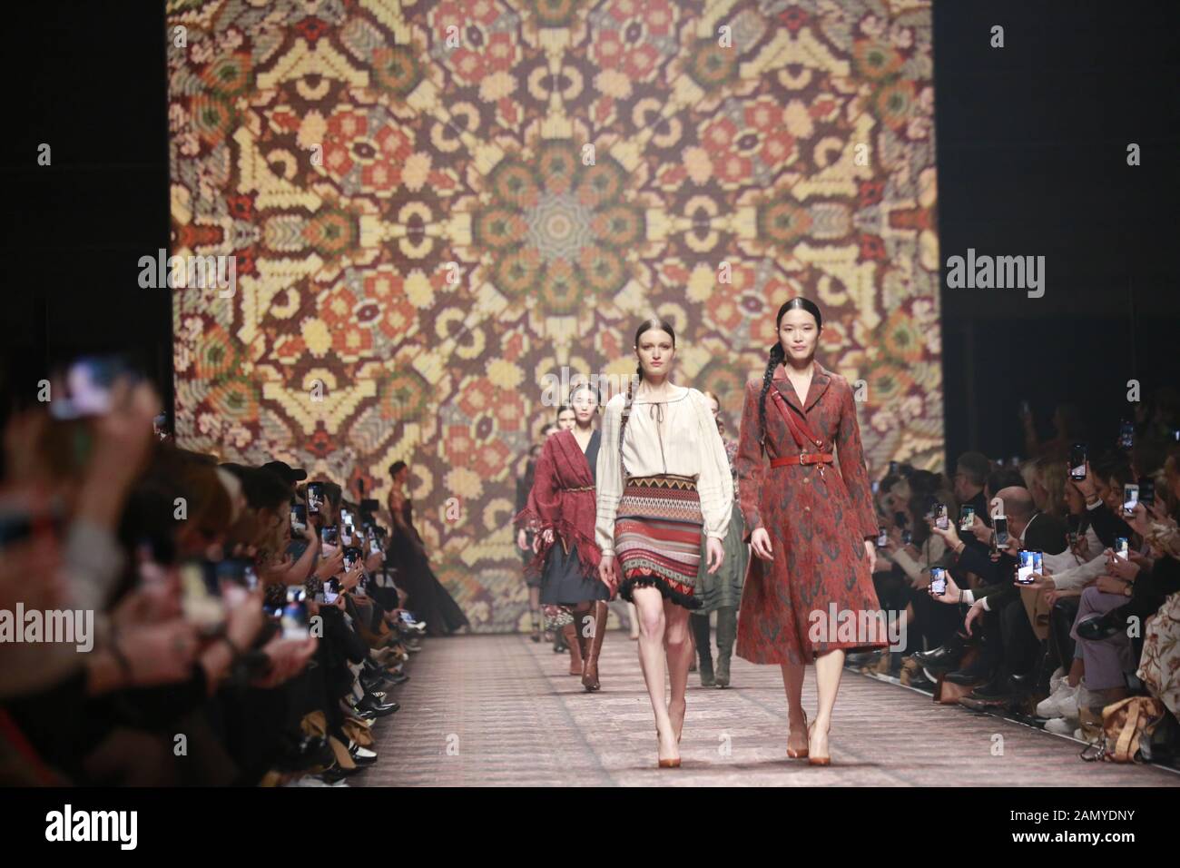 Deutschland, Berlin, 15.01.2020. Lena Hoschek Kollektionen auf der Mercedes-Benz Fashion Week (MBFW) Herbst/Winter 2020 im Kraftwerk Berlin in Berlin-Mitte. Das Bild zeigt Modelle mit der Sammlung von Lena Hoschek. Stockfoto