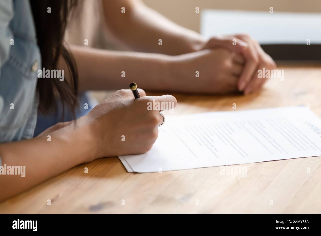 Nahaufnahme des weiblichen Mitarbeiters hält Pen-unterzeichnen-Vertrag Stockfoto