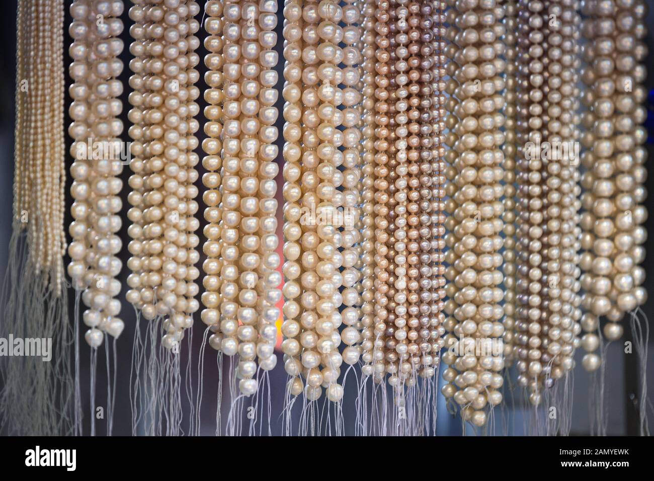 Perlen aus natürlichen Süßwasserperlen auf dem Markt Stockfoto