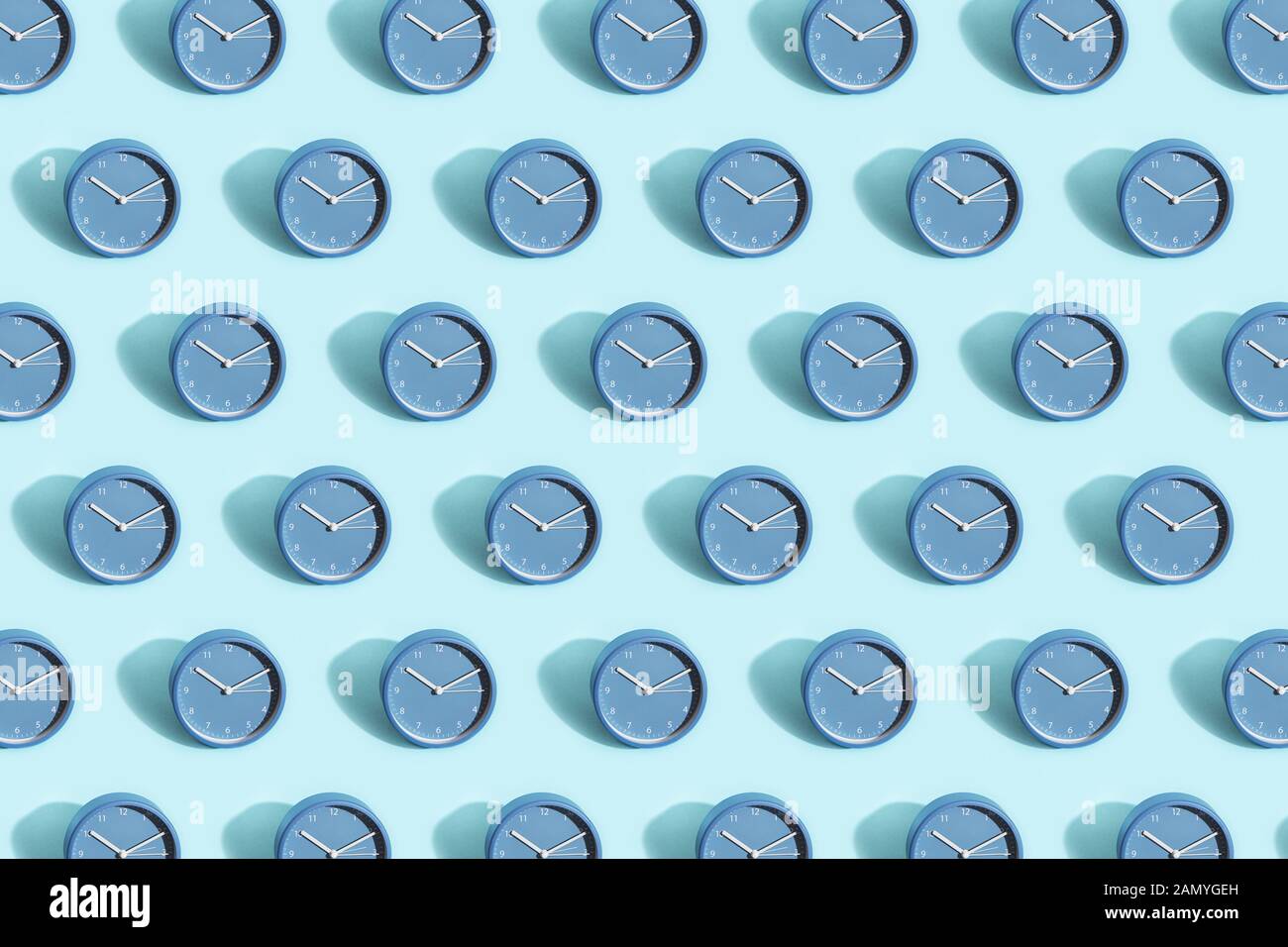 Modisches Muster aus blauer Uhr auf pastellblauem Hintergrund. Stockfoto