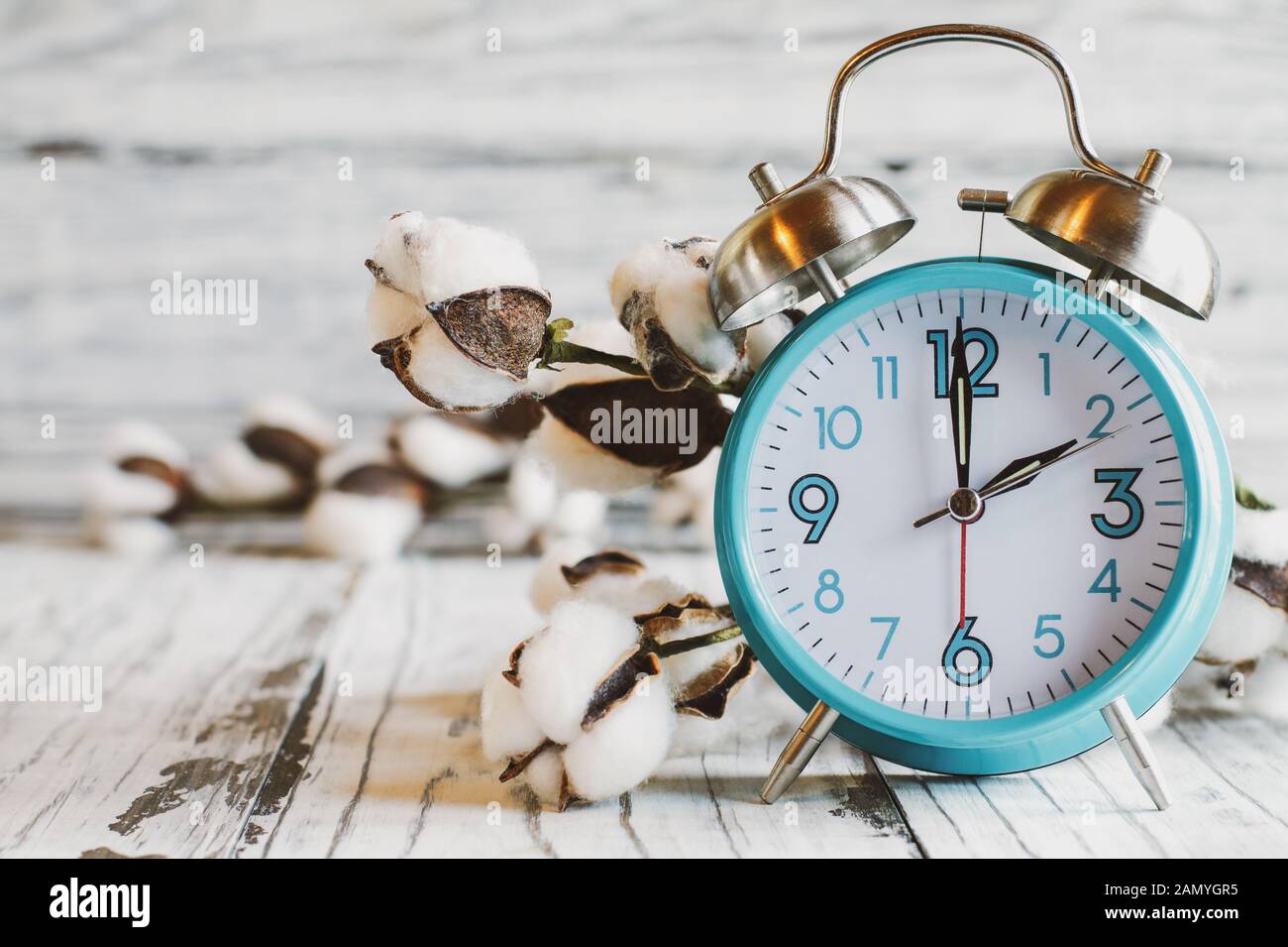 Ihre Uhren Set mit dieser Uhr iand Schraube aus Baumwolle über einem weißen Holztisch. Sommerzeit Konzept. Selektiver Fokus mit unscharfen backgro Stockfoto