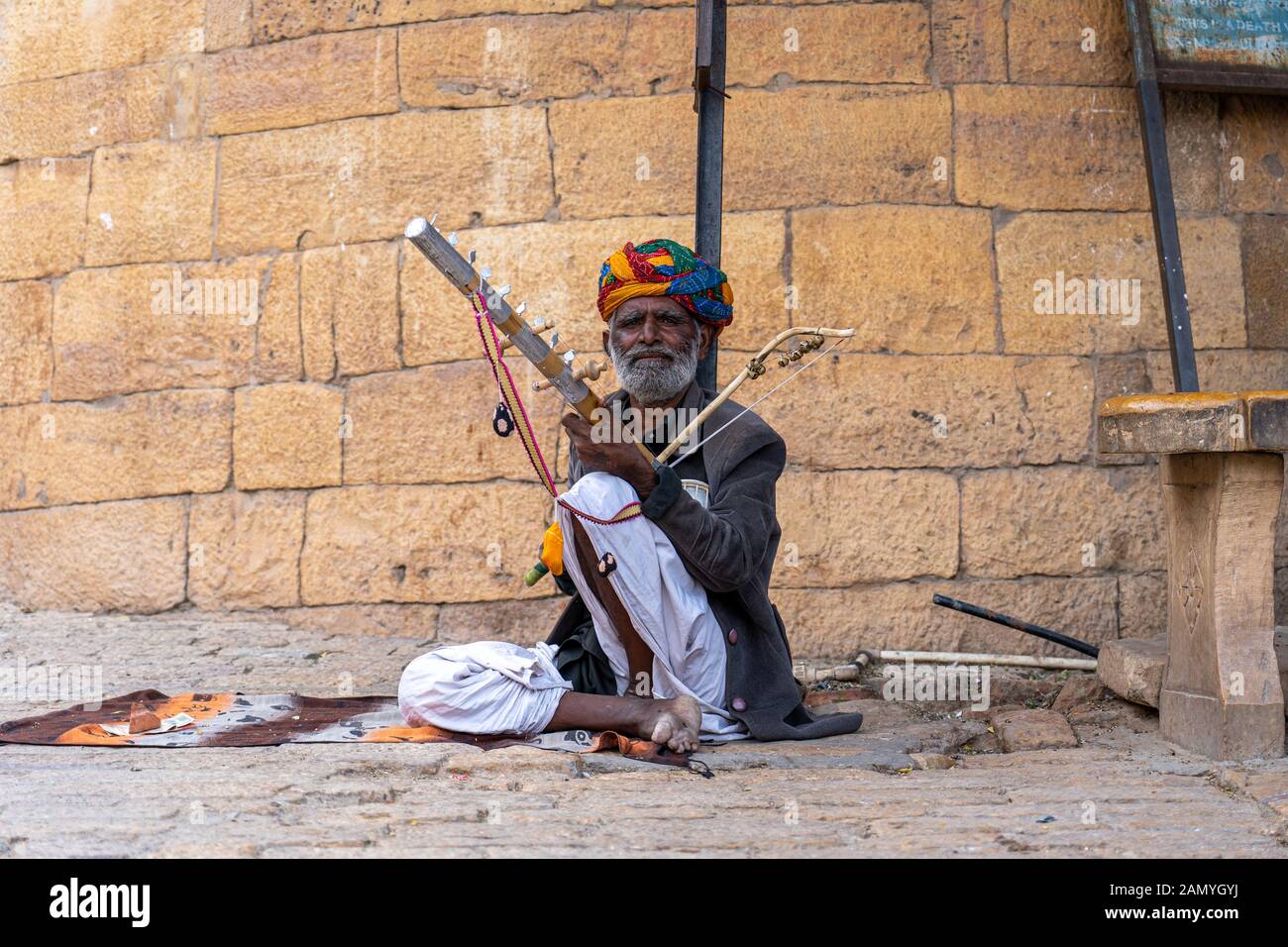 Ältere Mann spielt Sitar Stockfoto