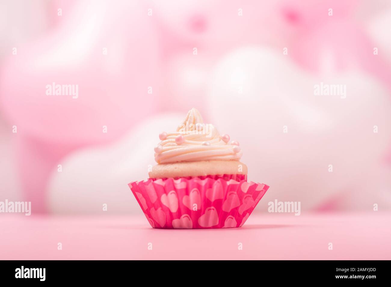 Valentinstag Liebe Kuchen mit Sahne auf pink und white party Herz dekoriert Ballons Hintergrund mit Platz für Text kopieren Stockfoto