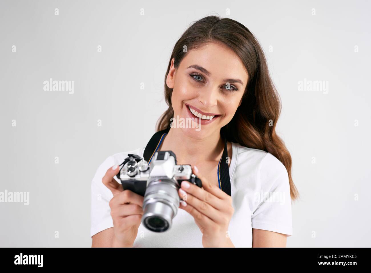 Porträt einer lächelnden Frau, die eine Kamera hält Stockfoto
