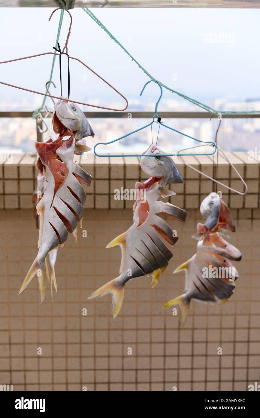 Rohe Fische, getrocknet auf einem Balkon vertikale Komposition Stockfoto