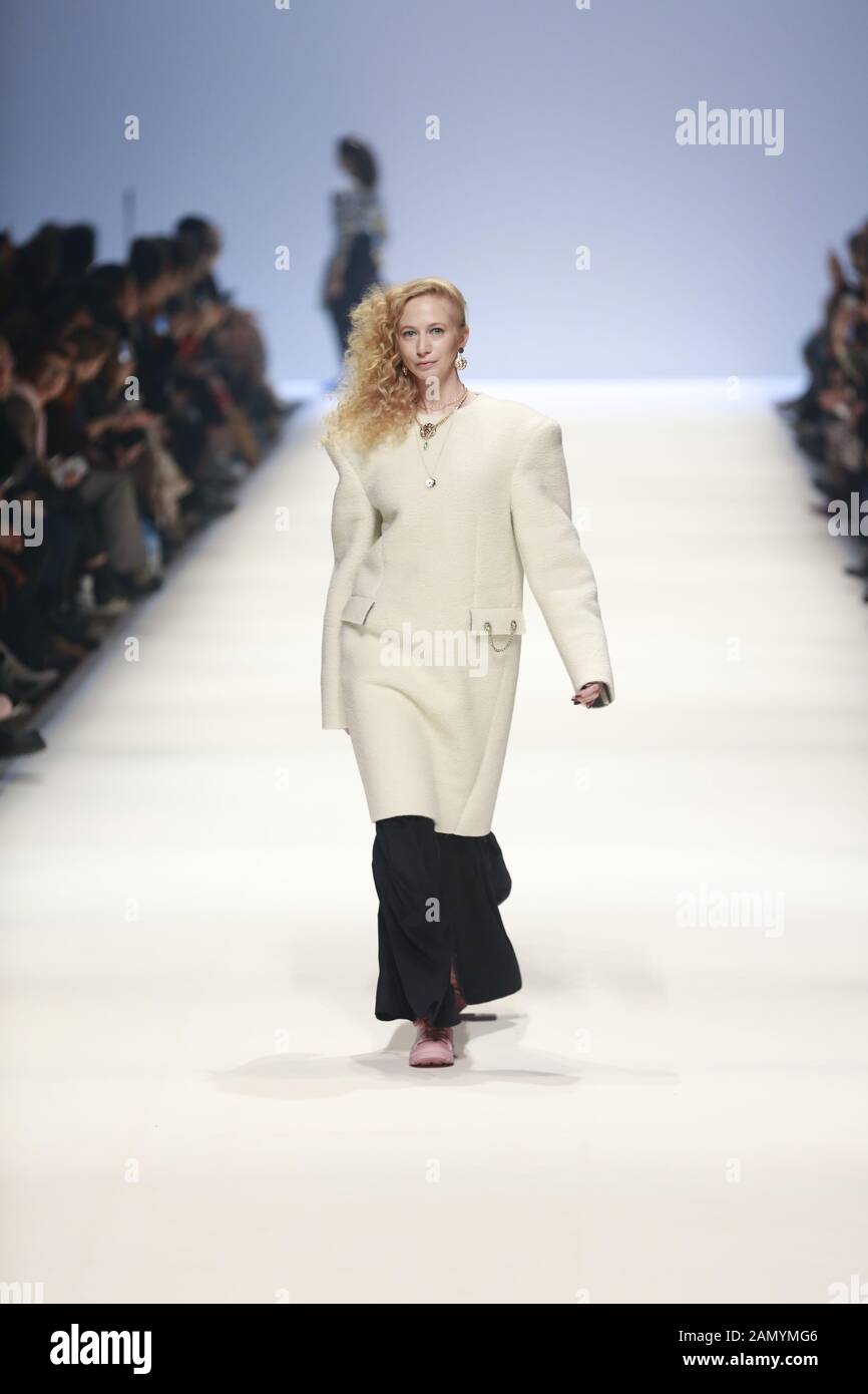 Deutschland, Berlin, 15.01.2020. Rebekka Ruétz Kollektionen auf der Mercedes-Benz Fashion Week (MBFW) Herbst/Winter 2020 im Kraftwerk Berlin in Berlin-Mitte. Das Bild zeigt Modelle mit der Sammlung von Rebekka Ruetz. Stockfoto