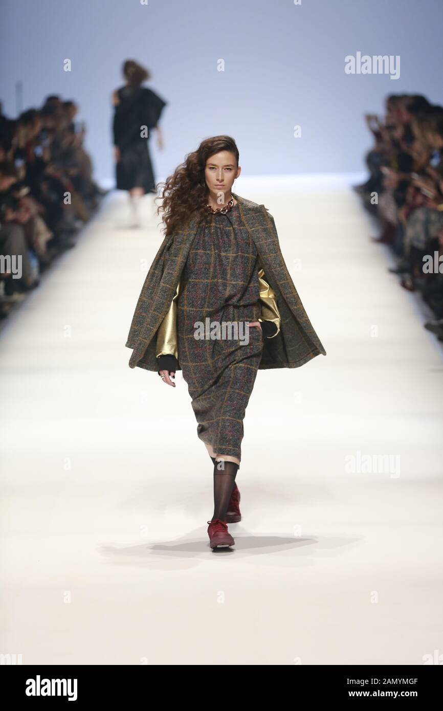Deutschland, Berlin, 15.01.2020. Rebekka Ruétz Kollektionen auf der Mercedes-Benz Fashion Week (MBFW) Herbst/Winter 2020 im Kraftwerk Berlin in Berlin-Mitte. Das Bild zeigt Modelle mit der Sammlung von Rebekka Ruetz. Stockfoto
